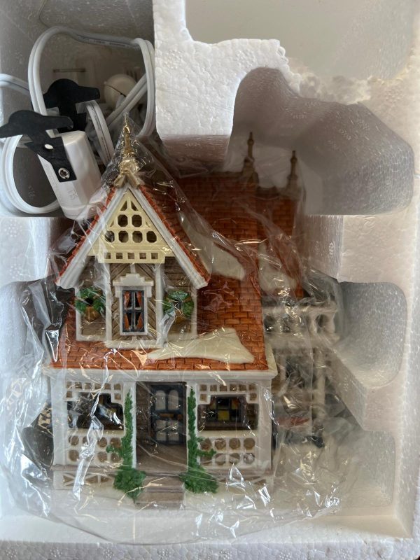 DEPARTMENT 56 - NEW ENGLAND VILLAGE SERIES#56576 BOBWHITE COTTAGE CHRISTMAS SNOW