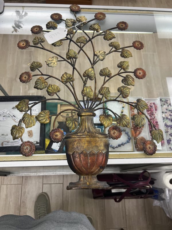 Metal flower pot wall art